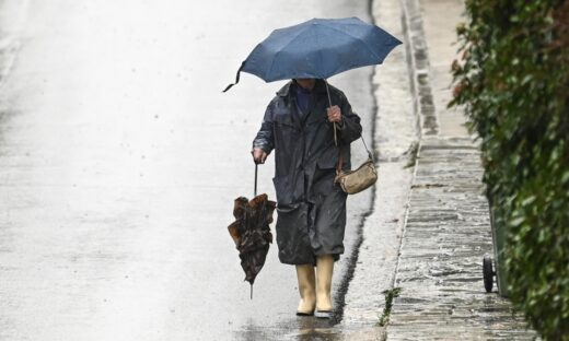 Καιρός σήμερα: Ασθενείς βροχές στα δυτικά και τα νότια με θερμοκρασία έως και τους 19 βαθμούς