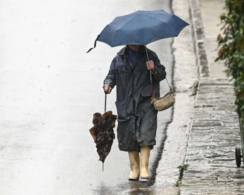 Καιρός σήμερα: Ασθενείς βροχές στα δυτικά και τα νότια με θερμοκρασία έως και τους 19 βαθμούς