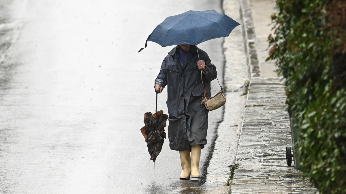 Καιρός σήμερα: Ασθενείς βροχές στα δυτικά και τα νότια με θερμοκρασία έως και τους 19 βαθμούς