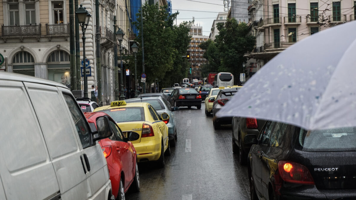 Κίνηση στους δρόμους: Μποτιλιάρισμα σε όλη την Αθήνα λόγω της ασταμάτητης βροχής – Στο «κόκκινο» Κηφισός, Κηφισίας και Αττική Οδός