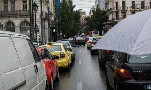 Κίνηση στους δρόμους: Μποτιλιάρισμα σε όλη την Αθήνα λόγω της ασταμάτητης βροχής – Στο «κόκκινο» Κηφισός, Κηφισίας και Αττική Οδός