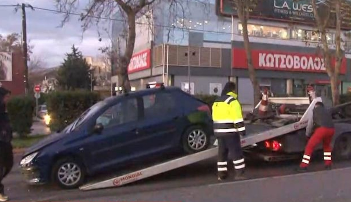 Χαϊδάρι: Καραμπόλα τριών αυτοκινήτων στη Λεωφόρο Αθηνών – Ένας ελαφρά τραυματίας