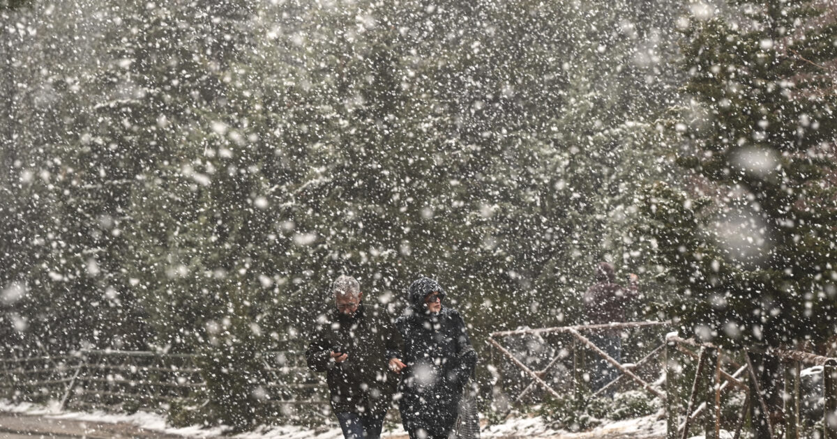 Στην «κατάψυξη» η χώρα και την Τρίτη – Χιόνια στα βόρεια, καταιγίδες στην Αττική