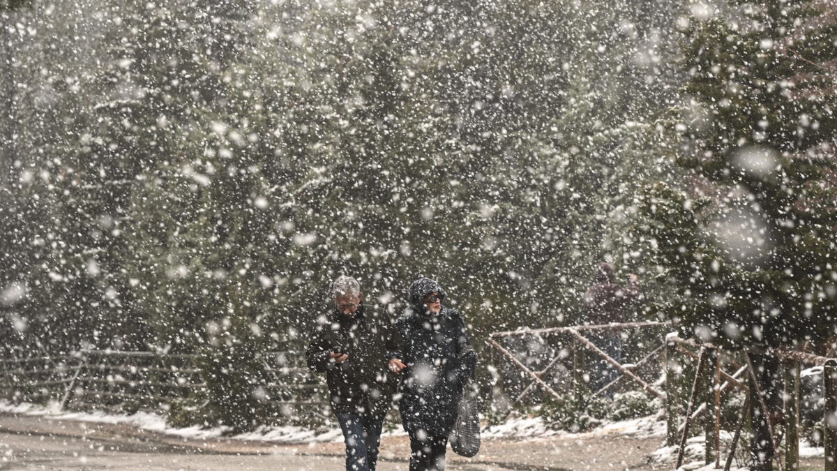 Καιρός: Στην «κατάψυξη» η χώρα και την Τρίτη – Χιόνια στα βόρεια, καταιγίδες στην Αττική