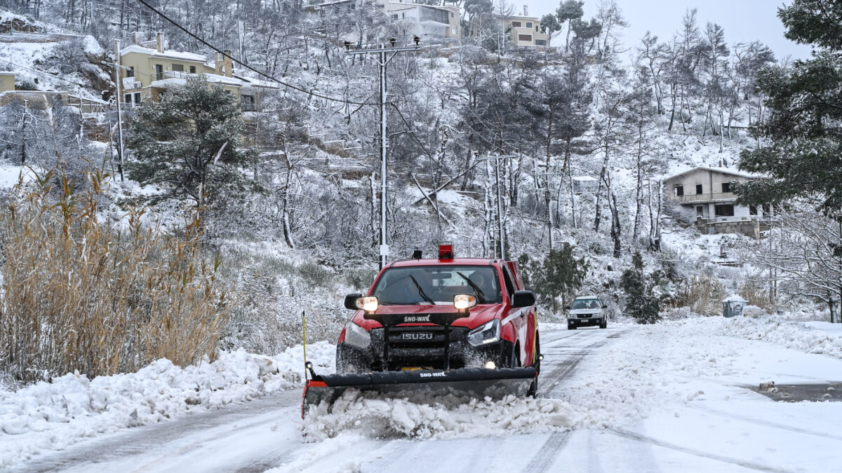 Καιρός: Χιόνια στη βόρεια Ελλάδα, βροχές στη νότια – Ποιοι δρόμοι είναι κλειστοί, που χρειάζονται αντιολισθητικές αλυσίδες