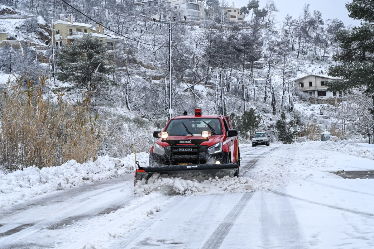 Καιρός: Χιόνια στη βόρεια Ελλάδα, βροχές στη νότια – Ποιοι δρόμοι είναι κλειστοί, που χρειάζονται αντιολισθητικές αλυσίδες