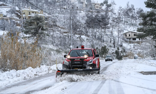 Καιρός: Χιόνια στη βόρεια Ελλάδα, βροχές στη νότια – Ποιοι δρόμοι είναι κλειστοί, που χρειάζονται αντιολισθητικές αλυσίδες