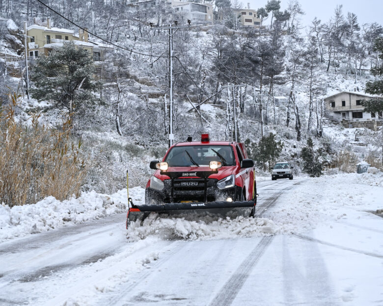 Καιρός: Χιόνια στη βόρεια Ελλάδα, βροχές στη νότια – Ποιοι δρόμοι είναι κλειστοί, που χρειάζονται αντιολισθητικές αλυσίδες