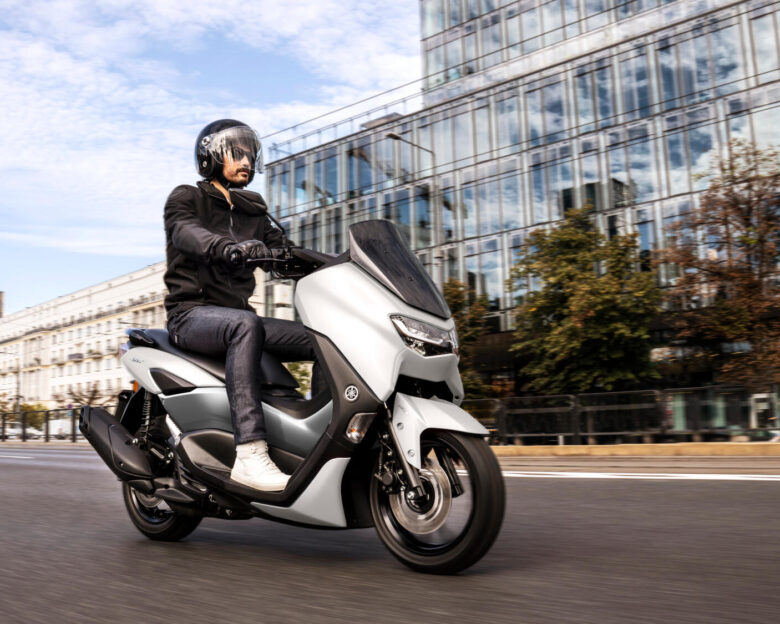 Yamaha: Μειώσεις τιμών στα NMAX 125 και XMAX 300 Tech MAX