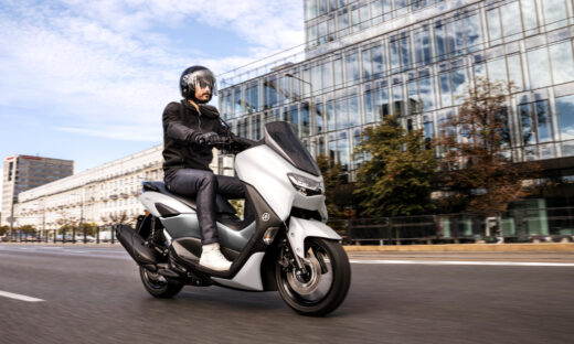 Yamaha: Μειώσεις τιμών στα NMAX 125 και XMAX 300 Tech MAX