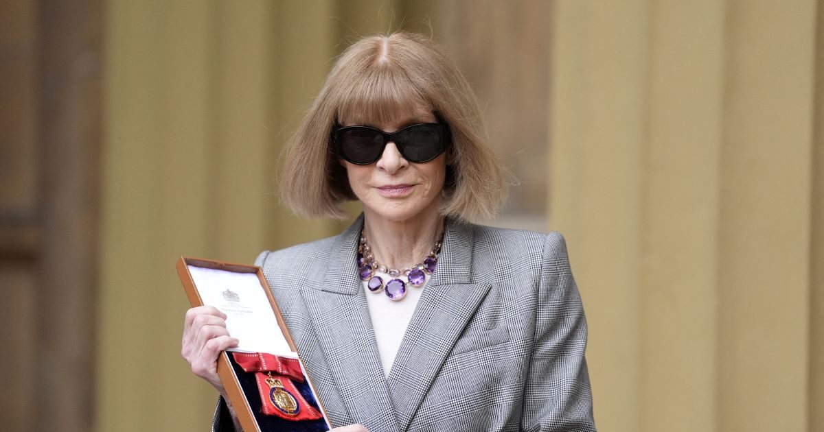 Η Anna Wintour «γυμνή» χωρίς τα περίφημα γυαλιά της έλαβε βραβείο από τον Βασιλιά Κάρολο