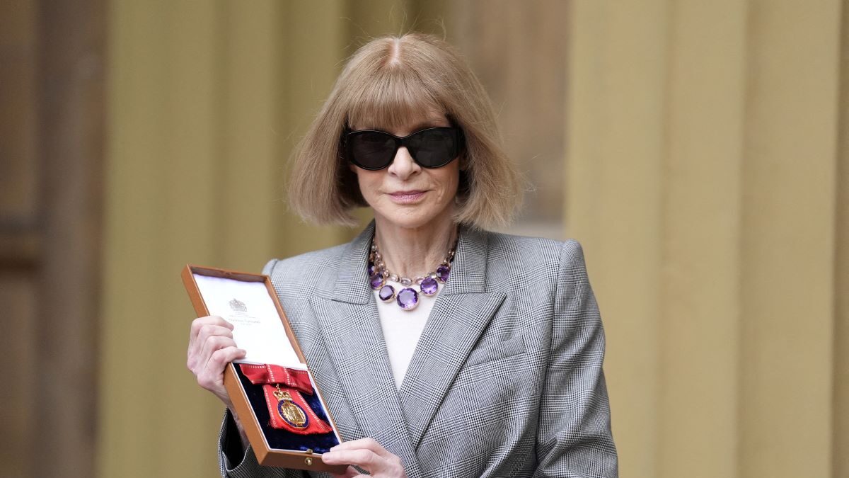 Η Anna Wintour «γυμνή» χωρίς τα περίφημα γυαλιά της έλαβε  βραβείο από τον Βασιλιά Κάρολο