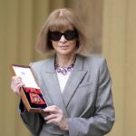 Η Anna Wintour «γυμνή» χωρίς τα περίφημα γυαλιά της έλαβε  βραβείο από τον Βασιλιά Κάρολο