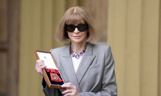 Η Anna Wintour «γυμνή» χωρίς τα περίφημα γυαλιά της έλαβε  βραβείο από τον Βασιλιά Κάρολο