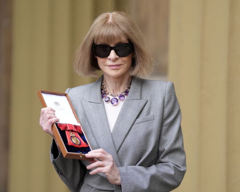 Η Anna Wintour «γυμνή» χωρίς τα περίφημα γυαλιά της έλαβε  βραβείο από τον Βασιλιά Κάρολο