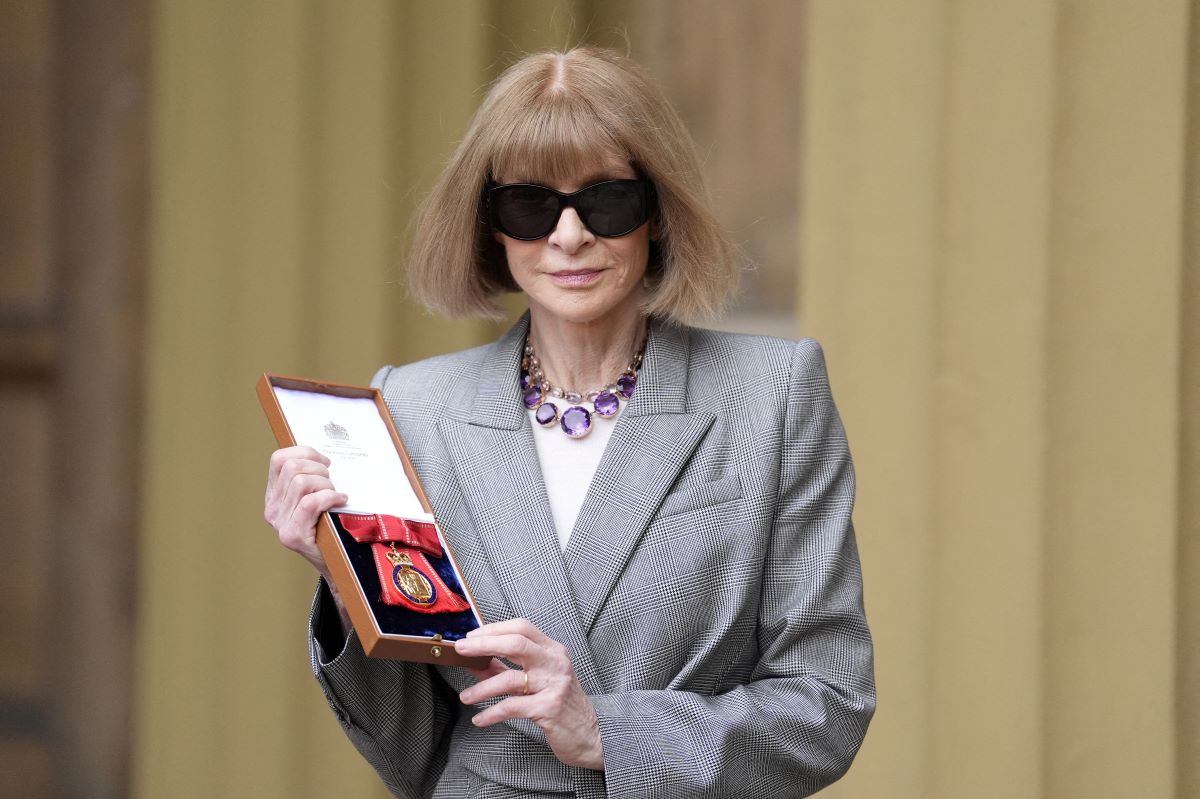 Η Anna Wintour «γυμνή» χωρίς τα περίφημα γυαλιά της έλαβε  βραβείο από τον Βασιλιά Κάρολο