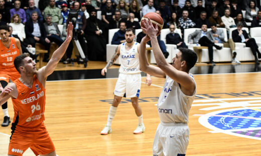 O Λαρεντζάκης σουτάρει για 3ποντο στο παιχνίδι