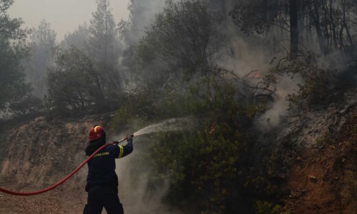 Κρήτη: Φωτιά στα Σφακιά σε δύσβατη περιοχή