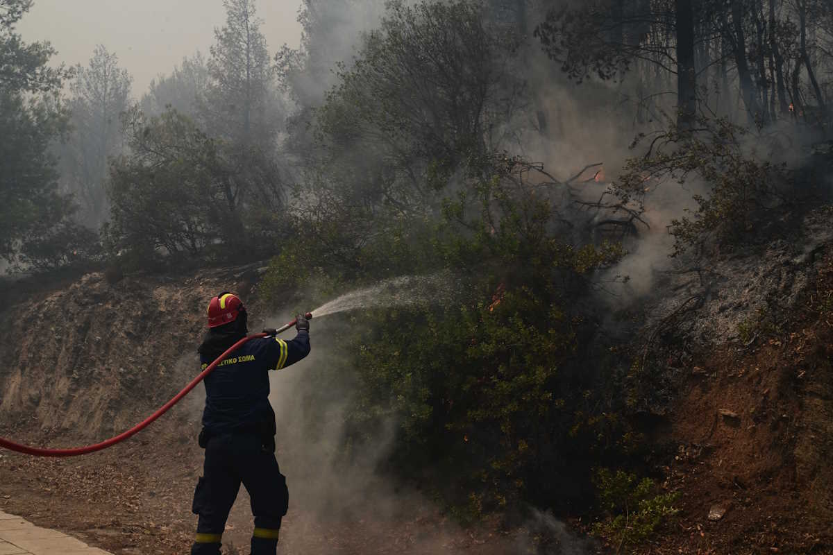 Κρήτη: Φωτιά στα Σφακιά σε δύσβατη περιοχή