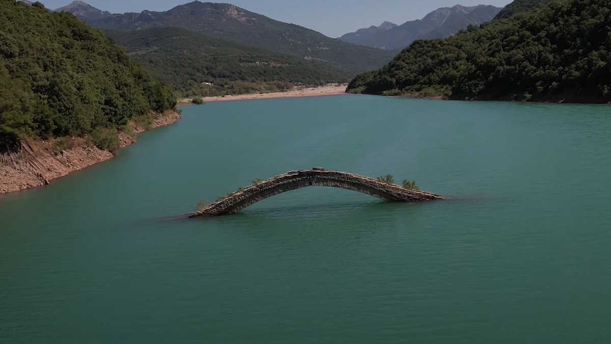 Το γεφύρι του Μανώλη που εξαφανίζεται τον χειμώνα και εμφανίζεται το καλοκαίρι