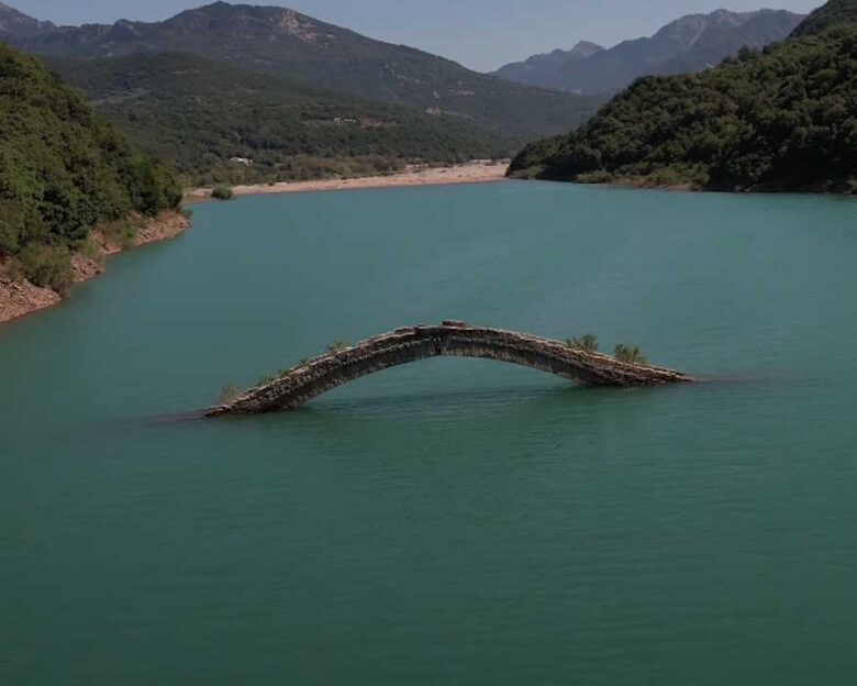 Το γεφύρι του Μανώλη που εξαφανίζεται τον χειμώνα και εμφανίζεται το καλοκαίρι