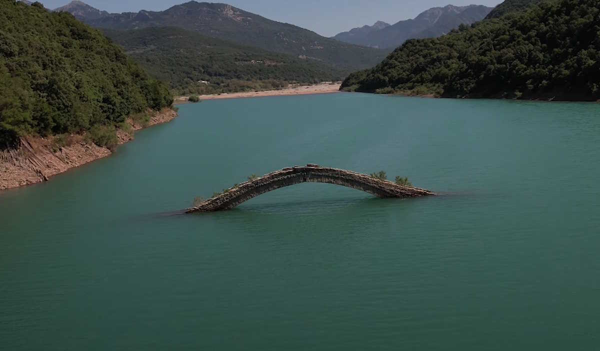 Το γεφύρι του Μανώλη που εξαφανίζεται τον χειμώνα και εμφανίζεται το καλοκαίρι