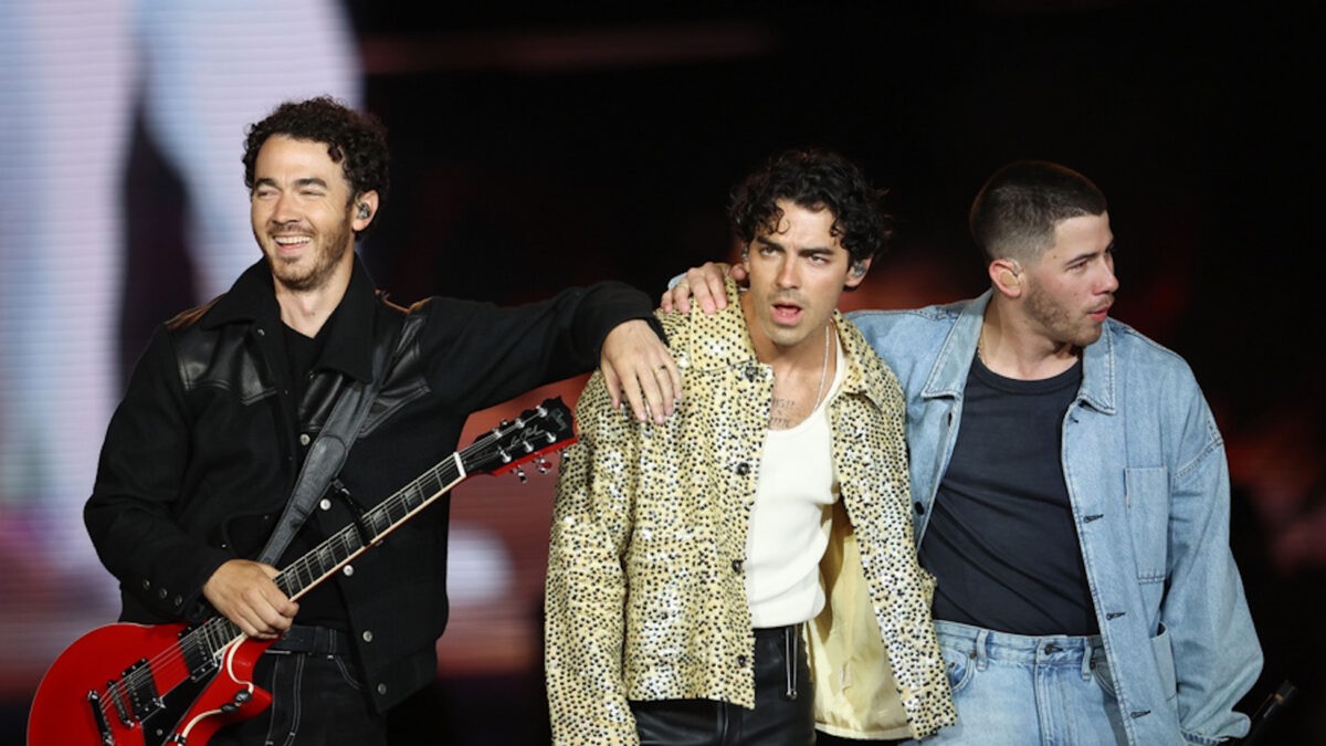 Jonas Brothers: Σε χριστουγεννιάτικη ταινία για την Disney που υπόσχεται άφθονο γέλιο