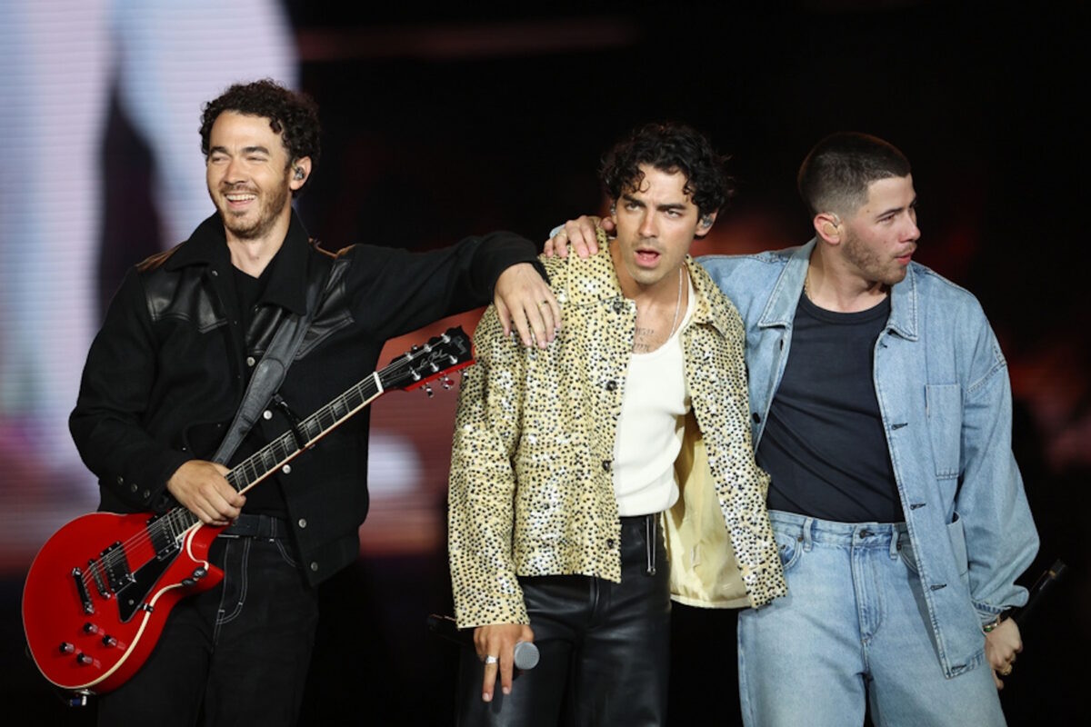 Jonas Brothers: Σε χριστουγεννιάτικη ταινία για την Disney που υπόσχεται άφθονο γέλιο