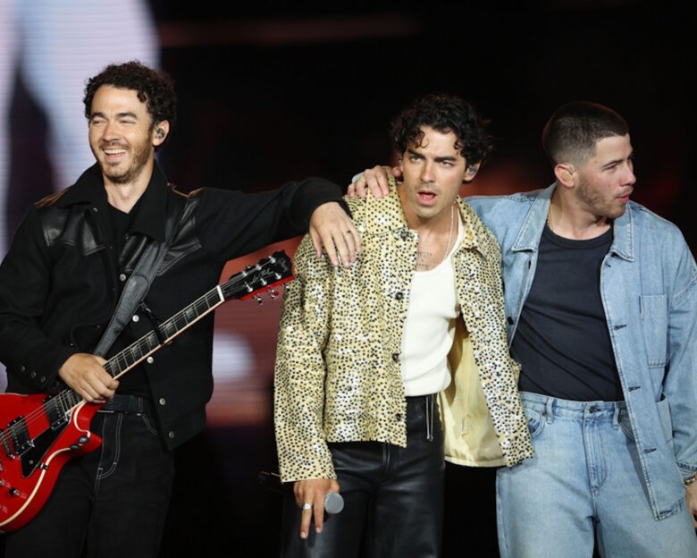 Jonas Brothers: Σε χριστουγεννιάτικη ταινία για την Disney που υπόσχεται άφθονο γέλιο