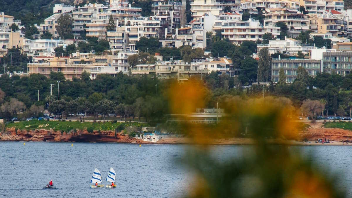 Άρωμα Άνοιξης σε παραλία της Αττικής