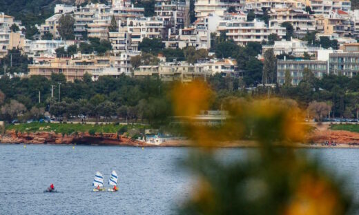 Άρωμα Άνοιξης σε παραλία της Αττικής