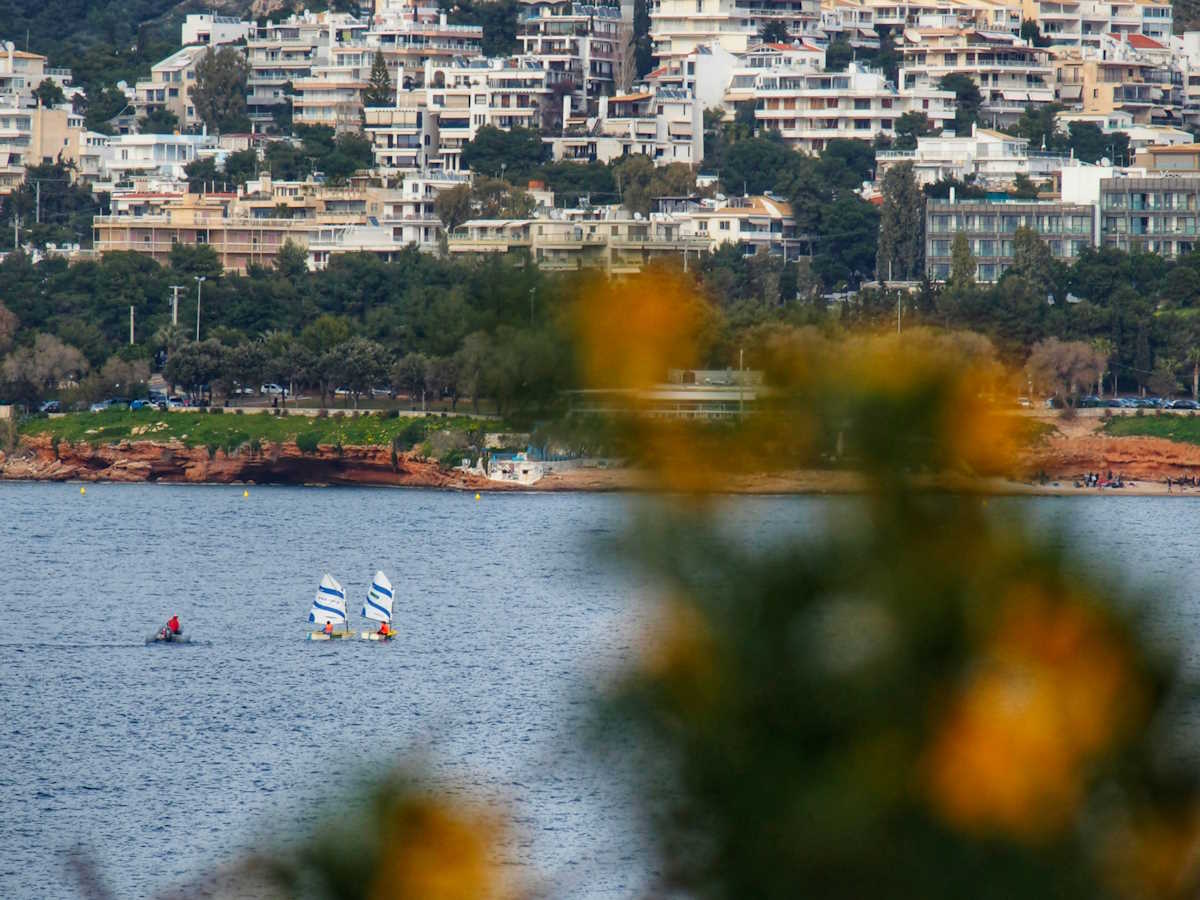 Άρωμα Άνοιξης σε παραλία της Αττικής