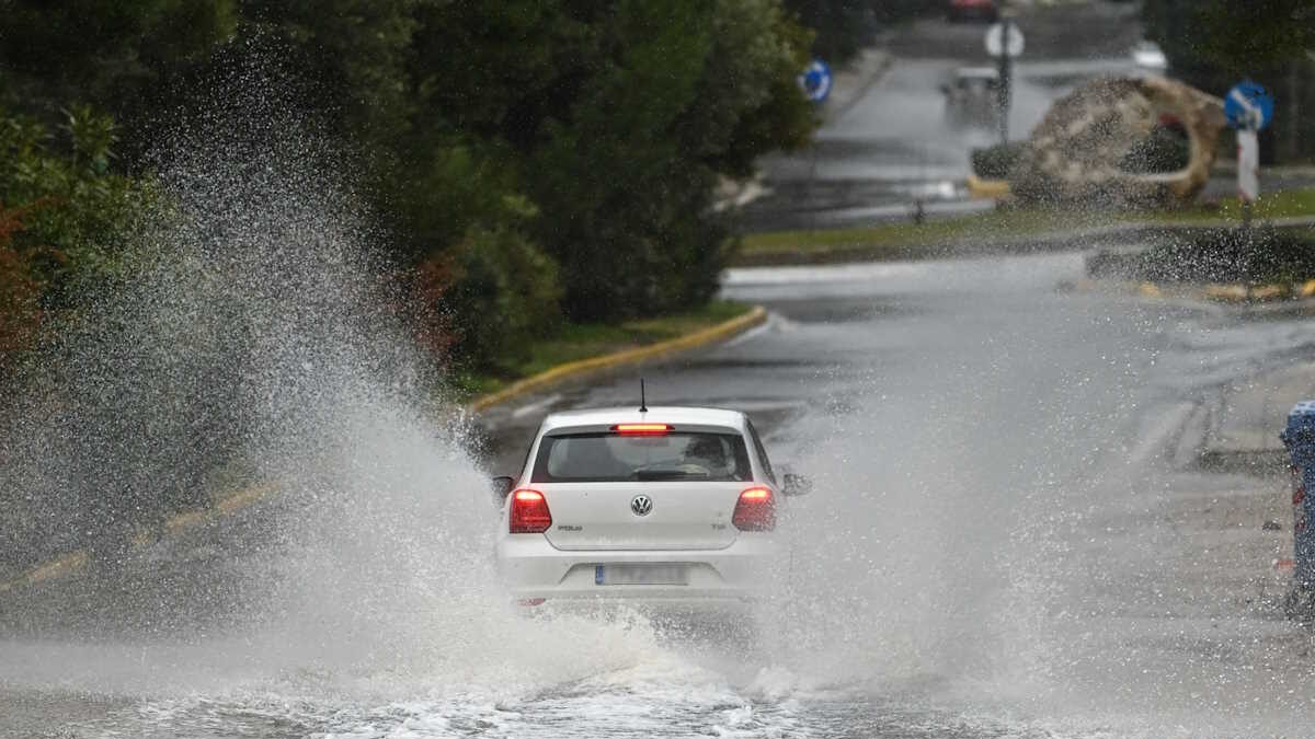 Καιρός: Ισχυρές καταιγίδες σε πολλές περιοχές έως τα ξημερώματα – Πώς θα κινηθεί η κακοκαιρία τις επόμενες ημέρες