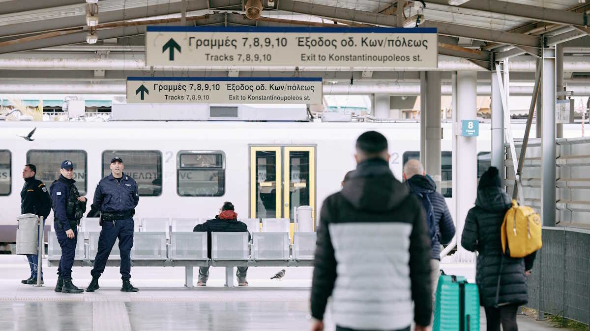 Αστυνομικοί περιπολούν σε σταθμούς μέσων μαζικής μεταφοράς στην Αττική