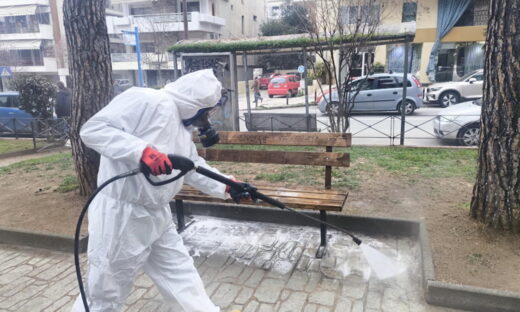 Συνεργείο καθαρισμού που απολυμαίνει την παιδική χαρά στην Θεσσαλονίκη