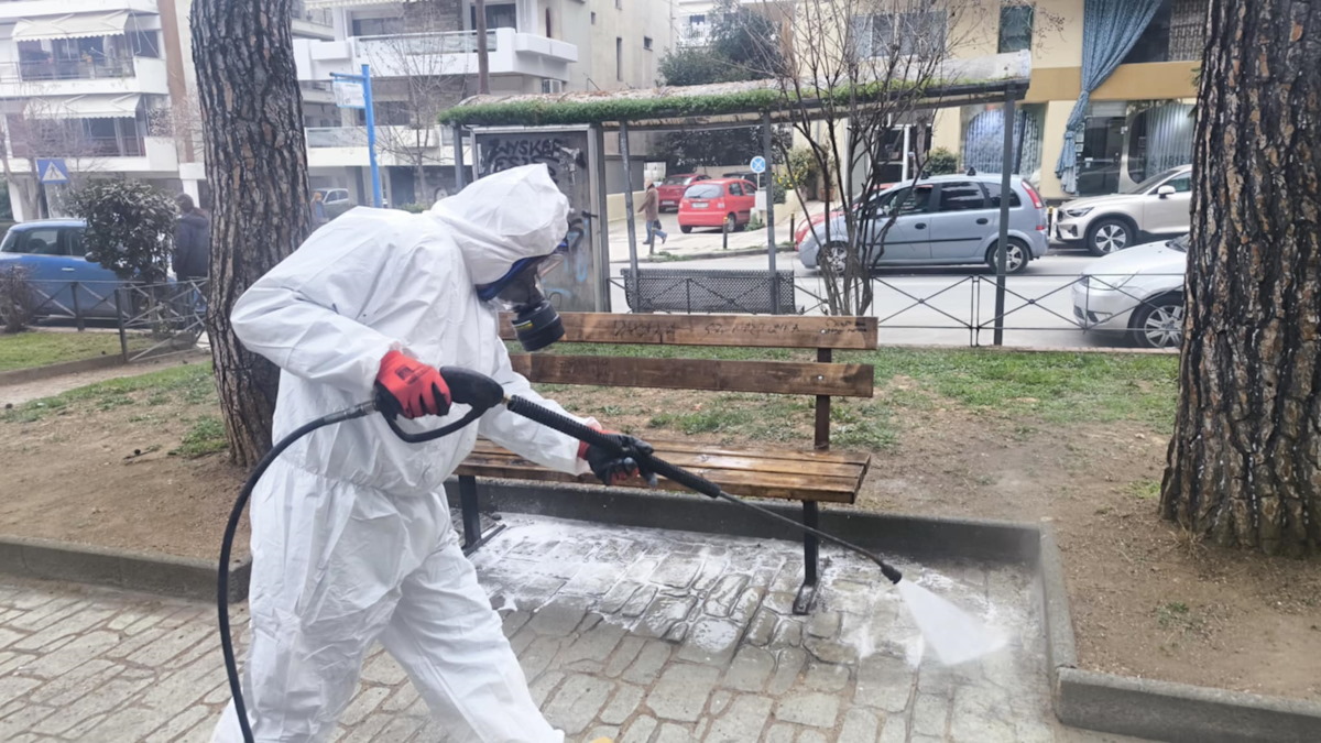 Συνεργείο καθαρισμού που απολυμαίνει την παιδική χαρά στην Θεσσαλονίκη