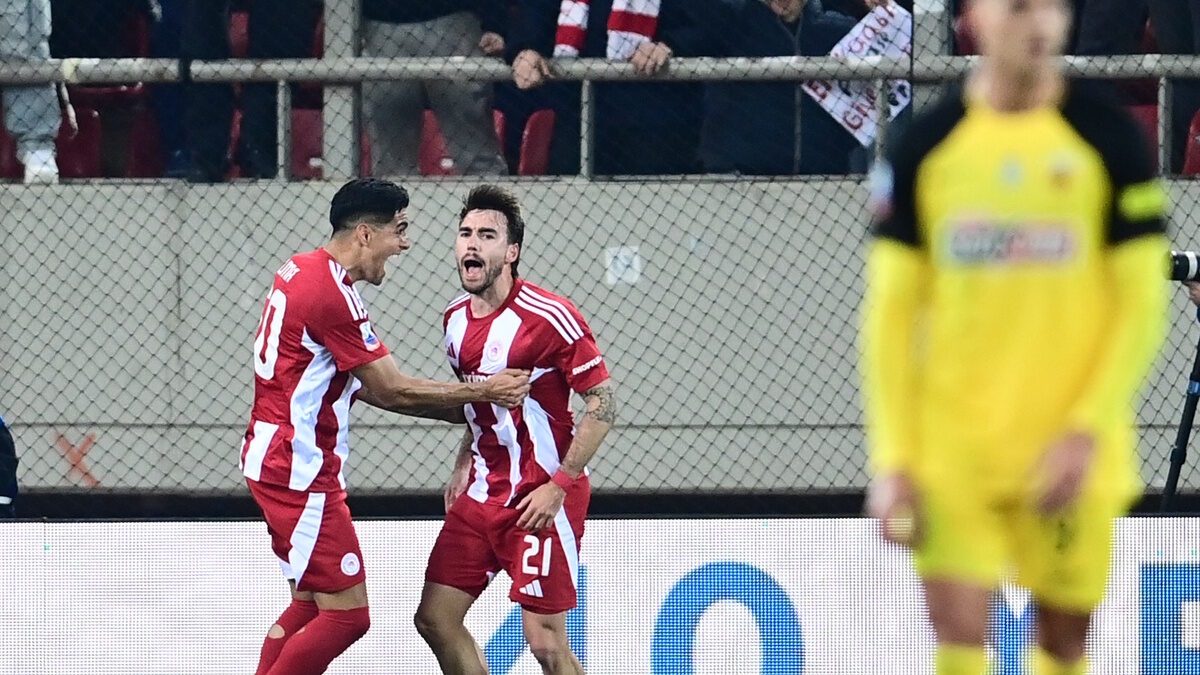 Ολυμπιακός - ΑΕΚ με σκορ 3-0 στο ημίχρονο