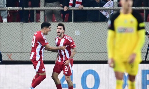 Ολυμπιακός - ΑΕΚ με σκορ 3-0 στο ημίχρονο