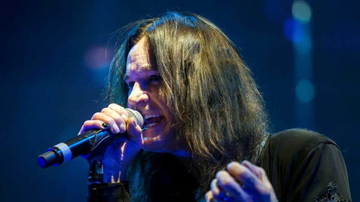 «Ο Ozzy Osbourne δεν μπορεί να περπατήσει πια, αλλά η φωνή του είναι καλύτερη από ποτέ», λέει η γυναίκα του Sharon