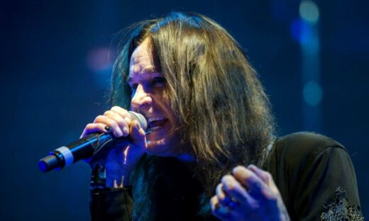 «Ο Ozzy Osbourne δεν μπορεί να περπατήσει πια, αλλά η φωνή του είναι καλύτερη από ποτέ», λέει η γυναίκα του Sharon