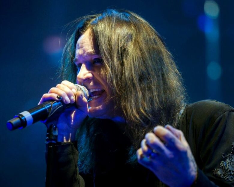 «Ο Ozzy Osbourne δεν μπορεί να περπατήσει πια, αλλά η φωνή του είναι καλύτερη από ποτέ», λέει η γυναίκα του Sharon