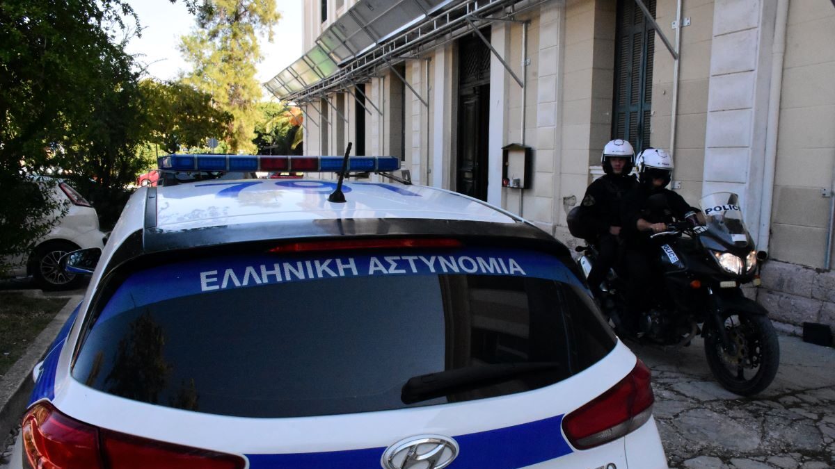 Κορωπί: Συμμορία έκλεψε το αυτοκίνητο πρώην υπουργού – Χειροπέδες στους δράστες