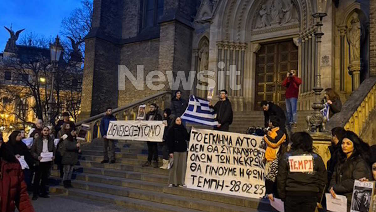 Συγκινητικές σκηνές εκτυλίχθηκαν και στην Πράγα σε εκδήλωση μνήμης για τα 57 θύματα της τραγωδίας στα Τέμπη