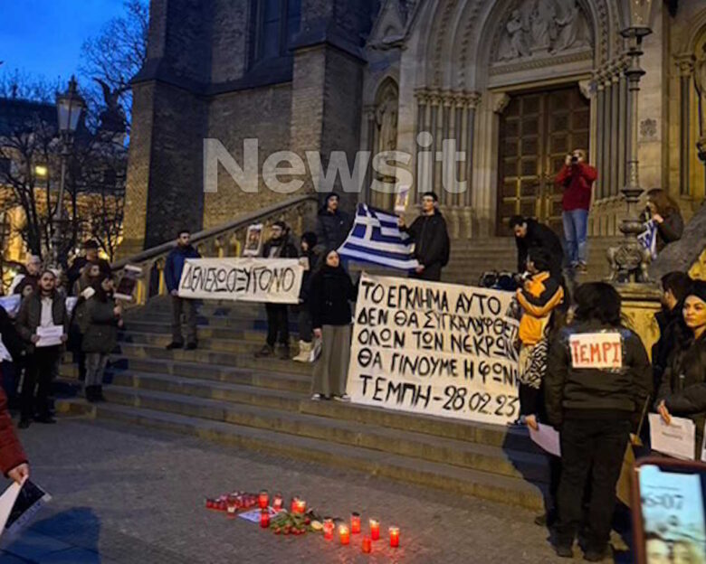 Τέμπη: Αναμμένα κεριά και πανό για «δικαιοσύνη» σε διαδήλωση στην Πράγα