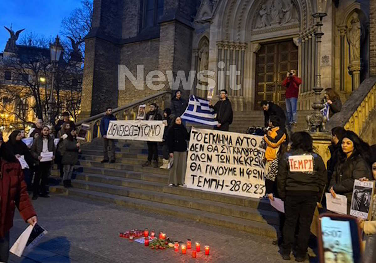 Συγκινητικές σκηνές εκτυλίχθηκαν και στην Πράγα σε εκδήλωση μνήμης για τα 57 θύματα της τραγωδίας στα Τέμπη