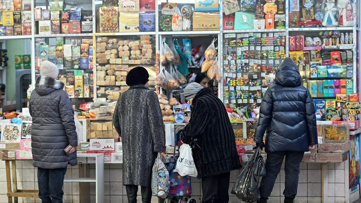 Ρωσία: Οι κυρώσεις, το αδύναμο ρούβλι και η κακή συγκομιδή ευθύνονται για τον πληθωρισμό