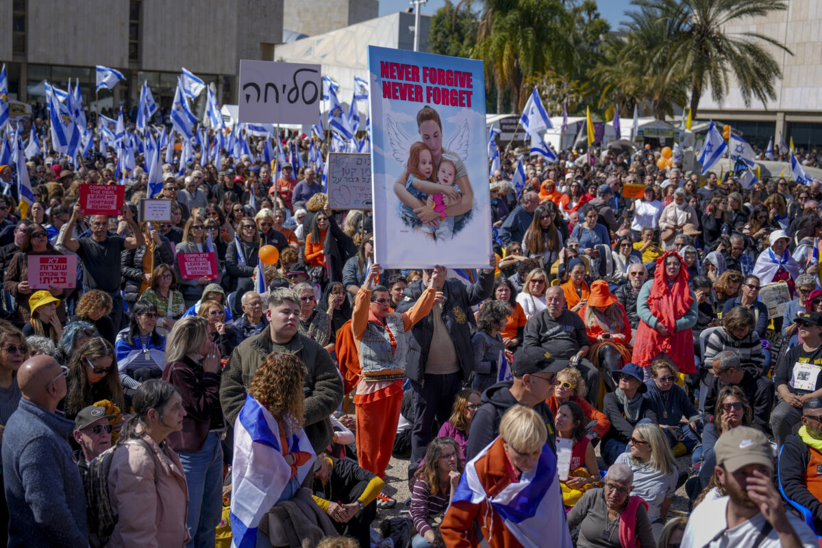 Γυναίκα κρατά φωτογραφία της Σίρι Μπίμπας και των γιων της