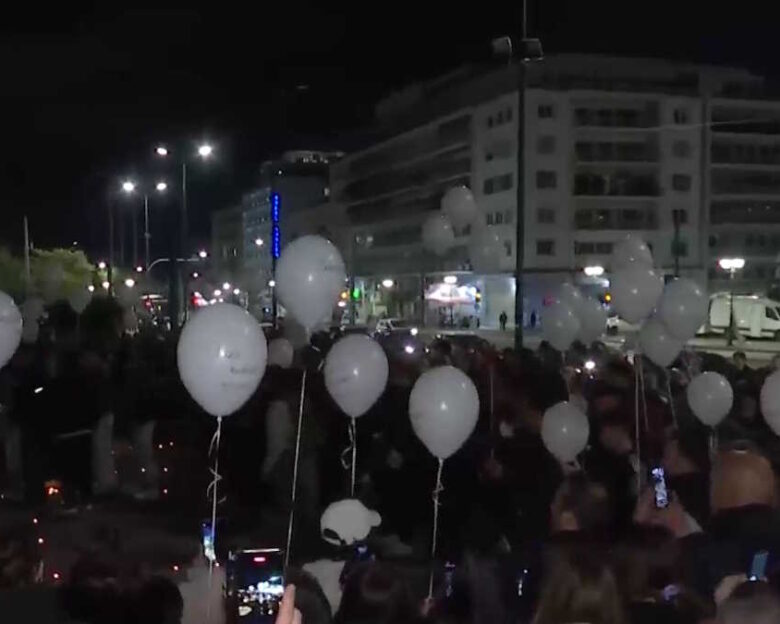 Τέμπη: 57 μπαλόνια στον ουρανό ακριβώς στις 23:18