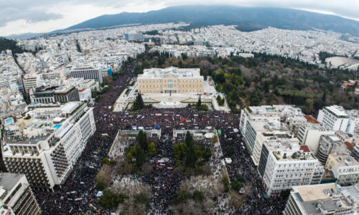 Πανοραμικό στιγμιότυπο από την απεργιακή συγκέντρωση στην πλατεία Συντάγματος στην Αθήνα για τη συμπλήρωση δύο χρόνων από το σιδηροδρομικό δυστύχημα των Τεμπών, που στοίχισε τις ζωές 57 ανθρώπων, Παρασκευή 28 Φεβρουαρίου 2025. Συνδικάτα, ομοσπονδίες, σύλλογοι, ενώσεις, φορείς, οργανώσεις και κινήσεις πολιτών έχουν κηρύξει 24ωρη απεργία, στην μνήμη των θυμάτων με αίτημα να μην υπάρξει καμιά συγκάλυψη και να αποδοθεί δικαιοσύνη. 
(EUROKINISSI)