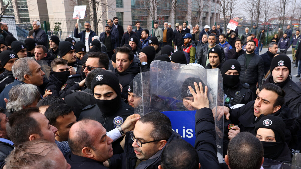 Τουρκία: Συνελήφθησαν εννέα στελέχη από το Ρεπουμπλικανικό Λαϊκό Κόμμα για «τρομοκρατία» και διασυνδέσεις με το PKK